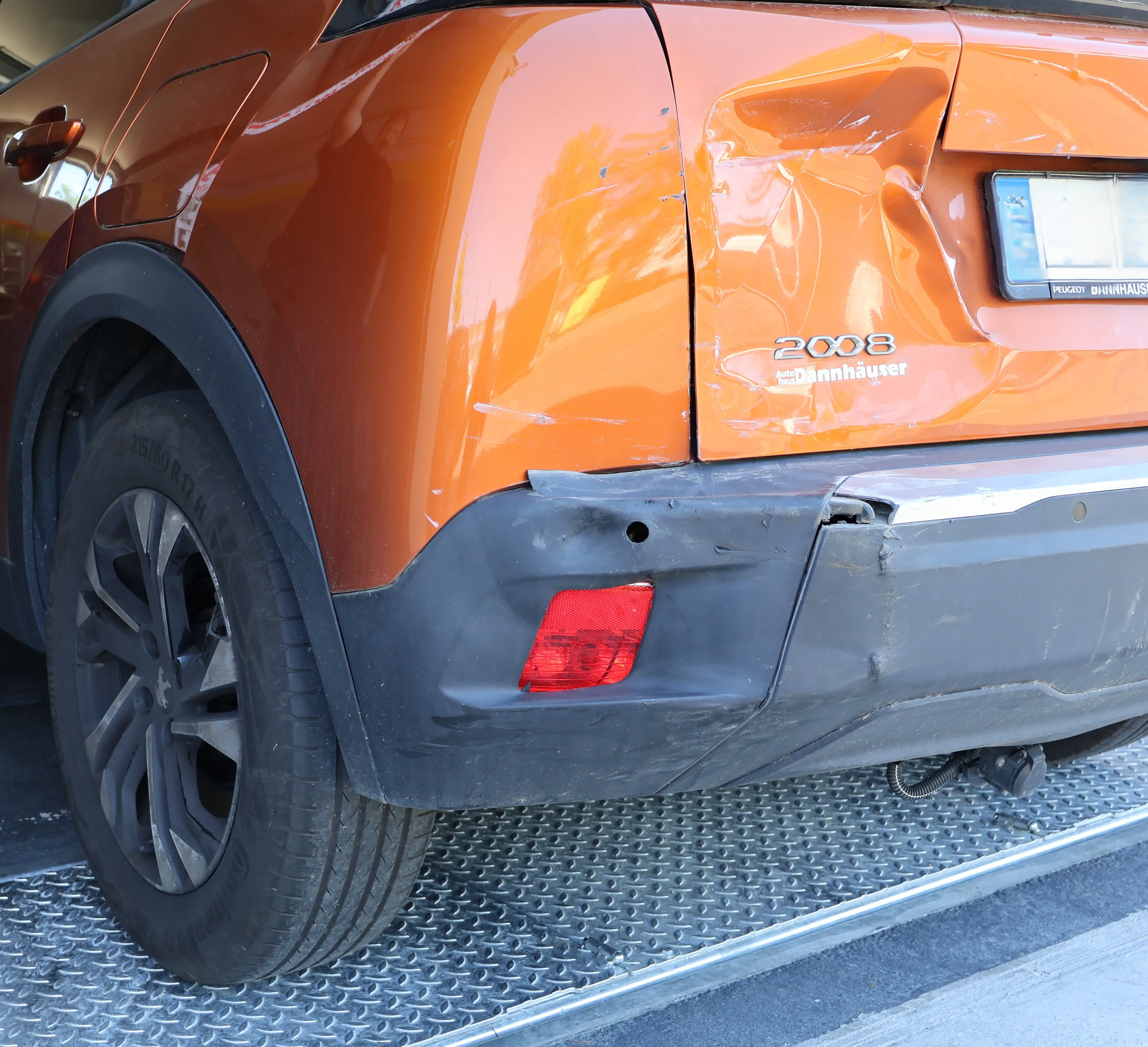 Heckschaden am Peugeot 2008 mit beschädigtem Stoßfänger