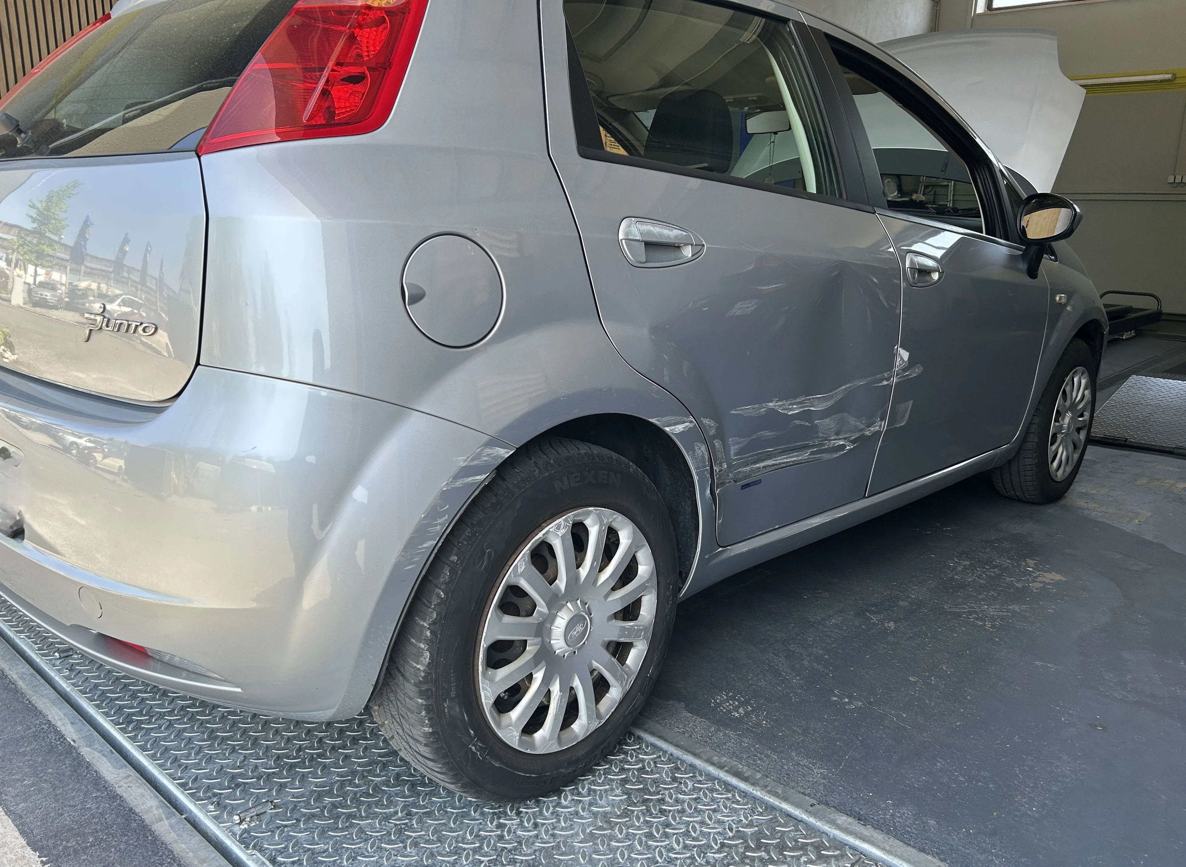 Seitenschaden am Fiat Punto an Tür und Seitenbereich