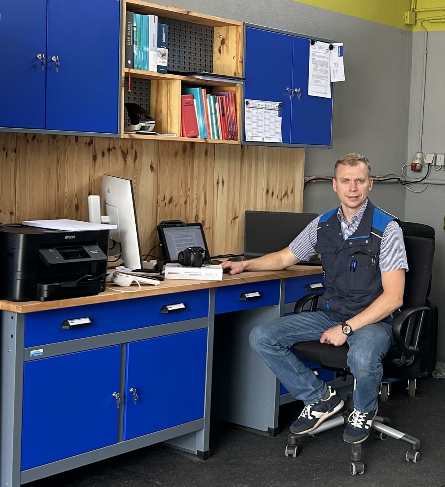 Sergii Kats, Kfz-Sachverständiger, im Bürostuhl seines Sachverständigenbüros in Schwarzenbruck