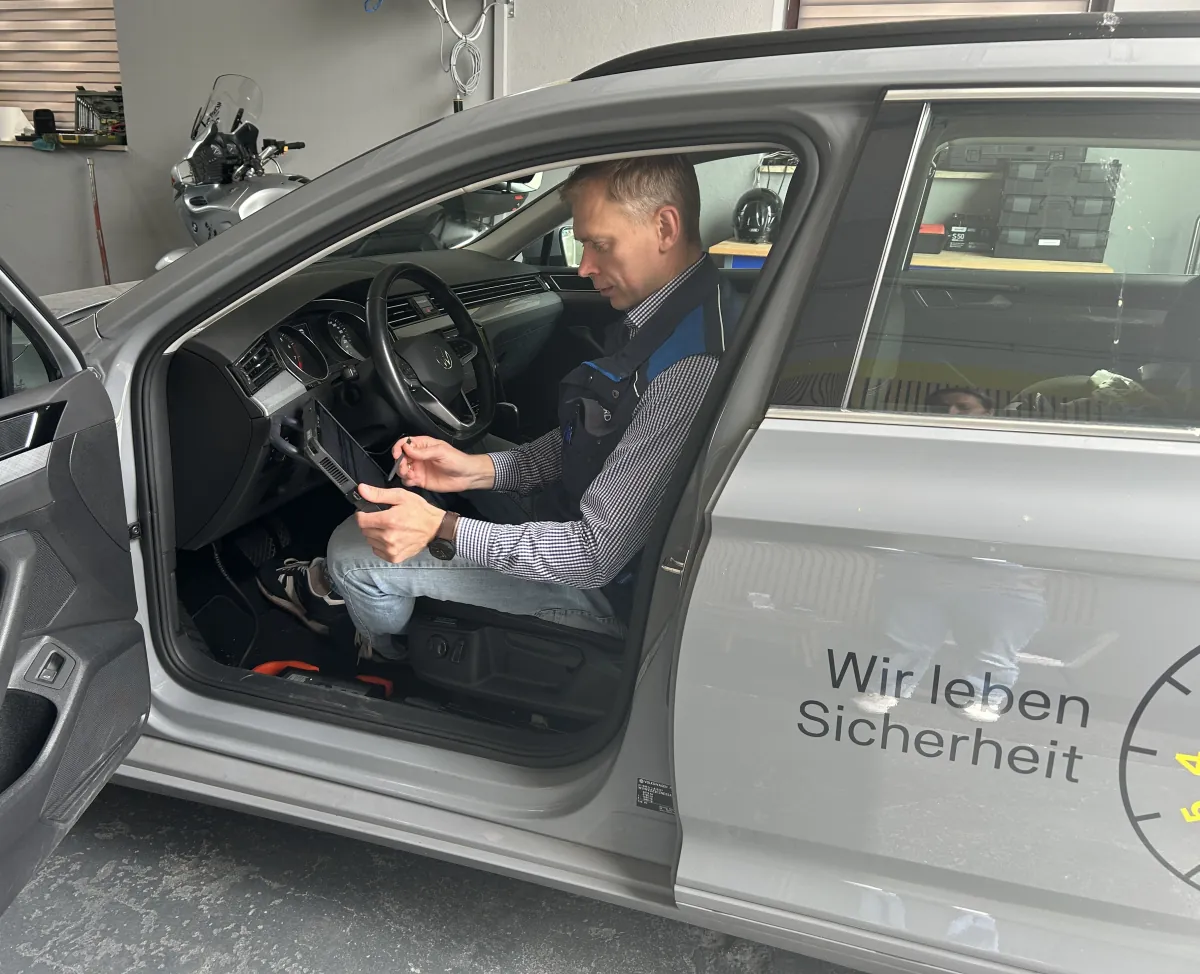 Prüfingenieur Sergii Kats begutachtet den Innenraum eines Gebrauchtwagens beim Autokaufcheck in Schwarzenbruck