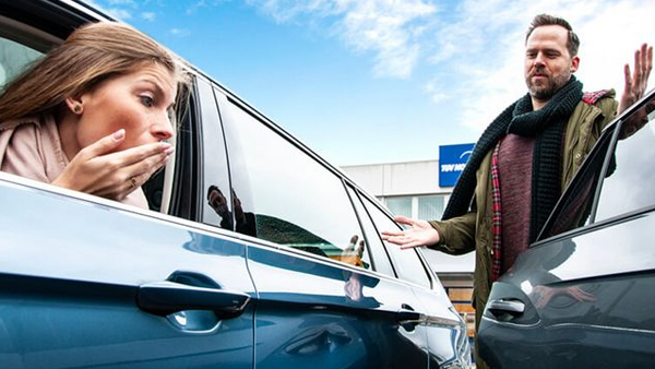 Nahaufnahme eines Unfallgutachtens