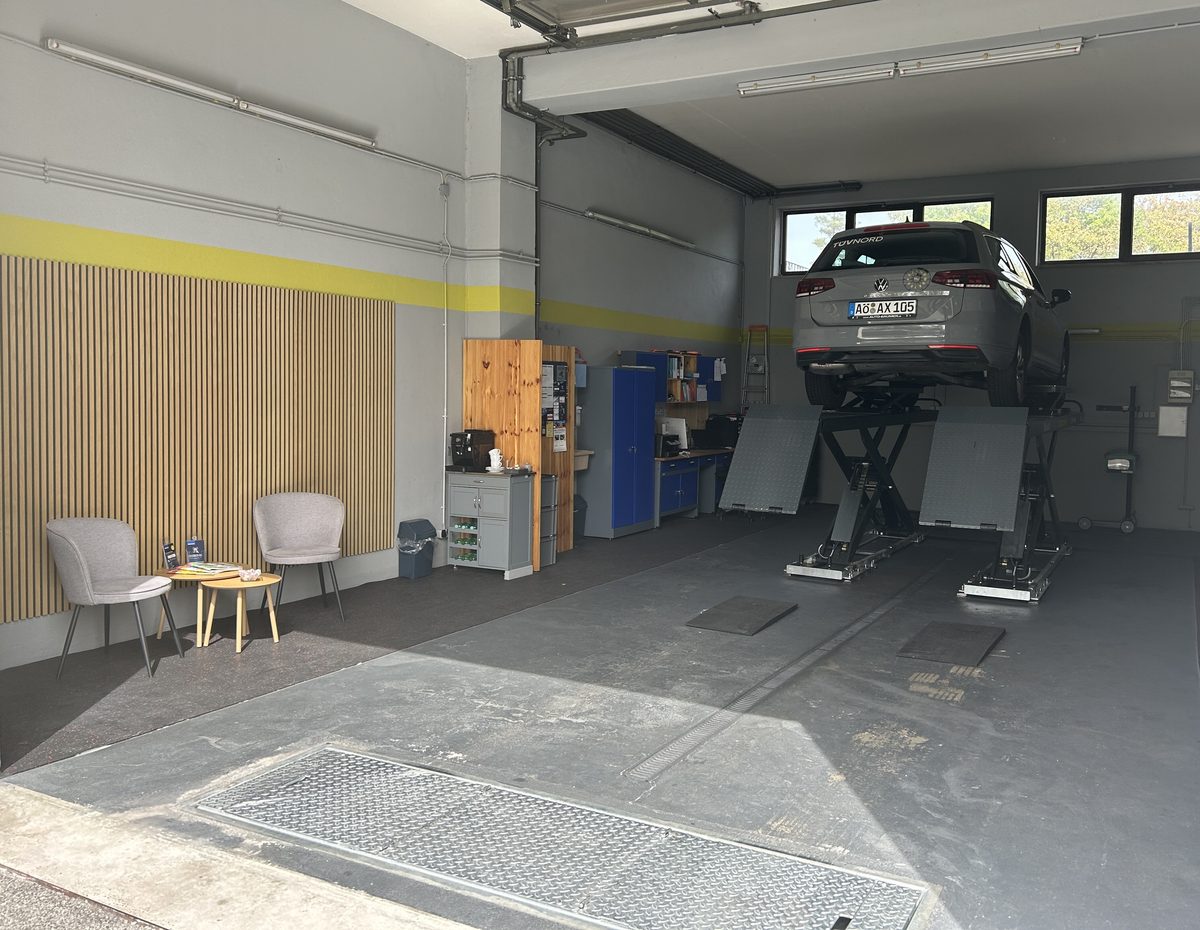 Fahrzeug auf der Hebebühne bei der Hauptuntersuchung in der TÜV NORD Partnerstation Schwarzenbruck