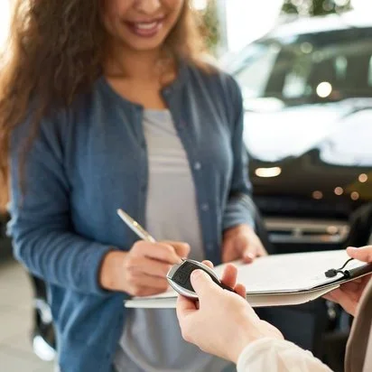 Experte beim Check eines Fahrzeugs