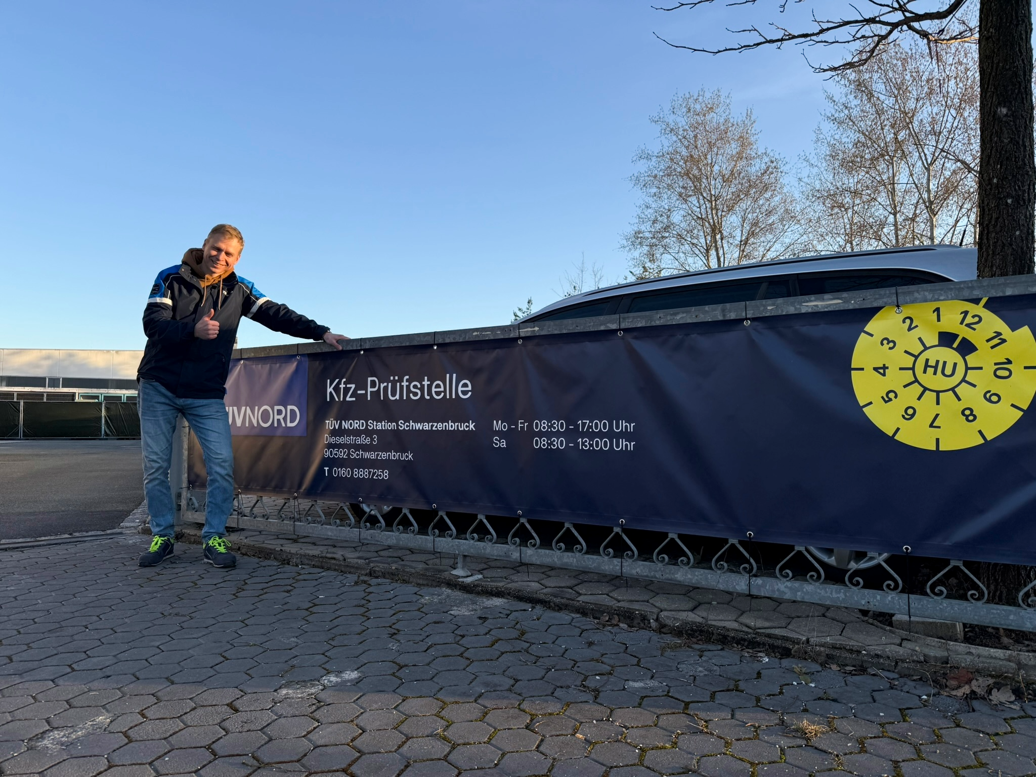 Banner mit Öffnungszeiten