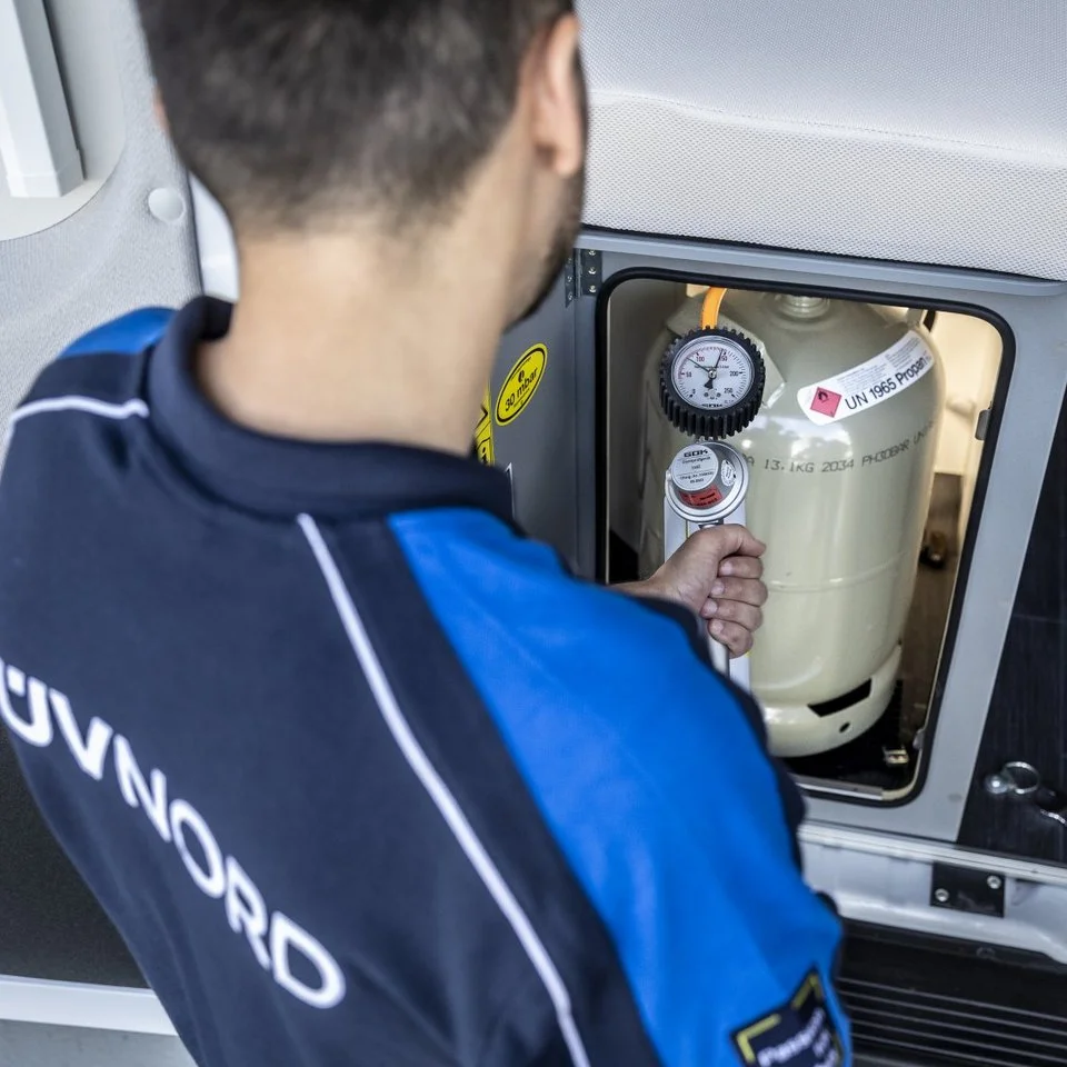 Sachverständiger prüft Gasanlage in einem Wohnmobil