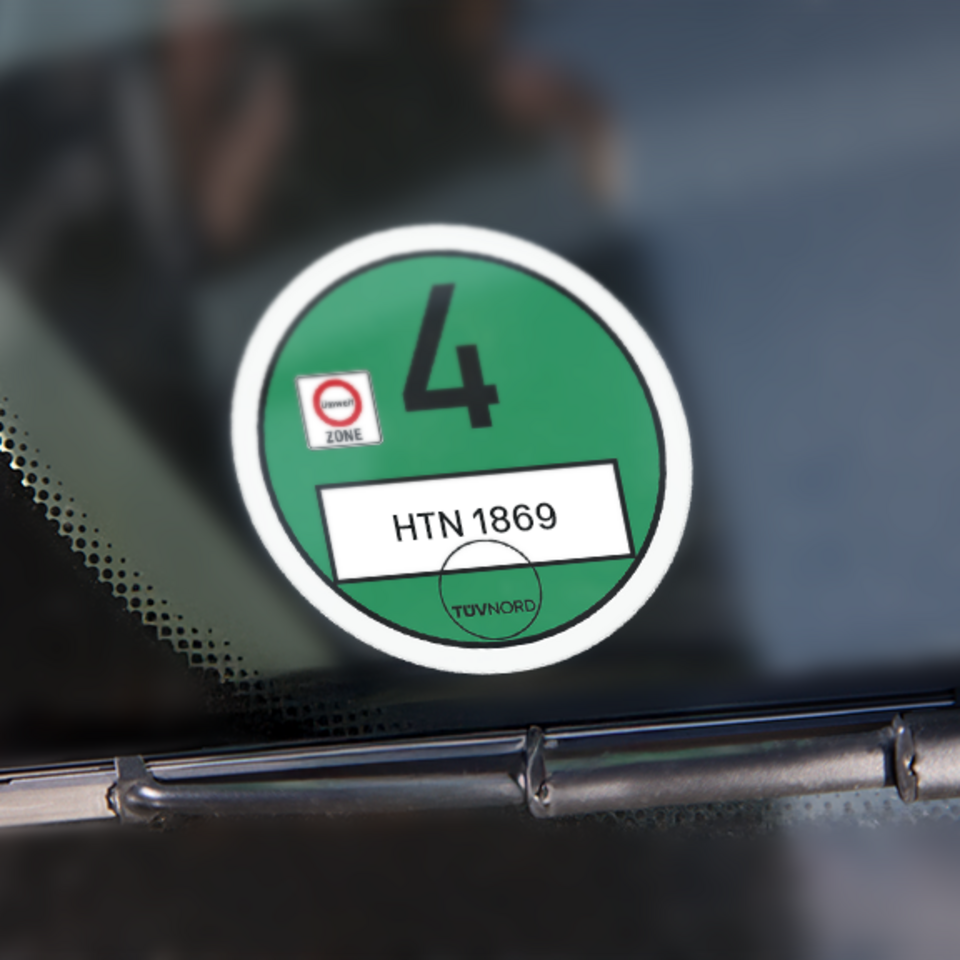 Grüne Umweltplakette an einem Fahrzeug